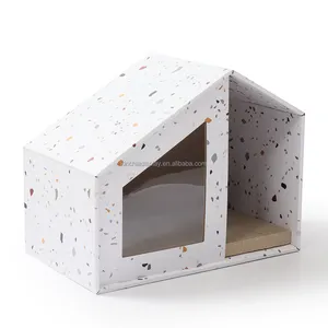 Casa para gatos sostenible con ventana hecha de material de papel corrugado