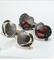 1329 Unique 2024 femmes Vintage Style UV400 lunettes monture épaisse personnalisé en forme de coeur concepteur inspiré lunettes de soleil