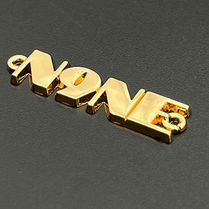 <span class=keywords><strong>Ropa</strong></span> <span class=keywords><strong>de</strong></span> alta calidad, logotipo <span class=keywords><strong>de</strong></span> marca personalizado, placa grabada en relieve, logotipo <span class=keywords><strong>de</strong></span> Metal personalizado sin níquel <span class=keywords><strong>para</strong></span> <span class=keywords><strong>ropa</strong></span> - Product Image 1