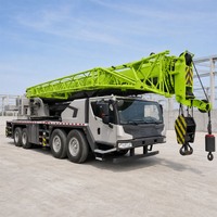 Grue sur pneus robuste de 80 tonnes avec flèche télescopique longue pour l'installation en usine, les travaux de pont et le levage sur chantier