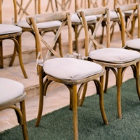 Chaises rustiques à dossier croisé en bois grainé brun empilables et durables, style ferme, pour réceptions de mariage en vignoble