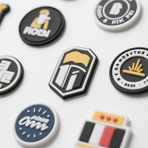Broches personnalisées modernes en PVC et caoutchouc pour pantoufles, breloques de chaussures avec logo personnalisé, cadeau souvenir - Product Image 3