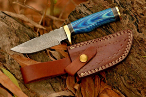 Cuchillo de Caza de Acero de Damasco Personalizado OEM, Cuchillo de Supervivencia de Hoja Fija para Bushcraft con Mango de Madera Azul y Funda de Cuero, Venta al por Mayor - Product Image 1