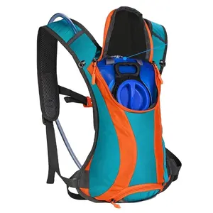 2021 renkli farklı boyut özel grafik paten sıvı alımı sırt çantası 2L çocuklar için açık kask ile