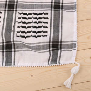 Yashmagh Palestinese da Uomo, Sciarpa Quadrata Nera in Poliestere con Piccole Nappe e Design Tinto in Filo - Product Image 3