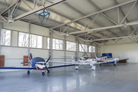 Hangar d'avion industriel neuf de 70 m de large à assemblage rapide, structure en acier à travée libre, grande capacité, sur mesure