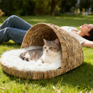 Cuccia per Gatti in Rattan Fatta a Mano, Sostenibile, Comoda e Rialzata, in Pura Paglia, per Amici Pelosi - Product Image 1