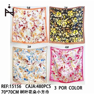 Foulard quadrato piccolo con foglie e fiori 70x70 cm con stampa alla moda per donna - Product Image 3
