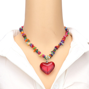 Collar de Piedras Naturales Coloridas con Colgante de Corazón, Joyería de Moda para Mujer, Origen Yiwu, Diseño Geométrico, Estilo Único - Product Image 1