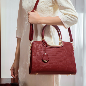 กระเป๋าถือผู้หญิง ZhongHong ZHA05 สีแดง ลายหนังจระเข้ PU พร้อมหูหิ้วแบบมีเท็กซ์เจอร์ ซิปปิด สะพายไหล่หรือสะพายข้างได้ ใช้ได้ทุกฤดู แฟชั่น - Product Image 4