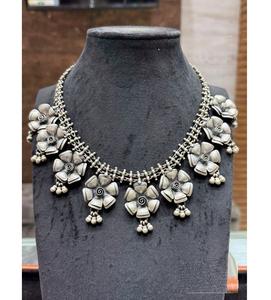 Collar con Dije Plateado de Lujo para Mujer, Listo para Bodas, Acabado Liso y Elegante para Cualquier Atuendo - Product Image 5