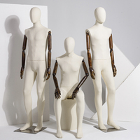 Maniquí Masculino de Alta Calidad con Revestimiento de Tela Plástica y Manos de Madera, en Poses de Pie y Sentado, para Exhibición en Vitrinas