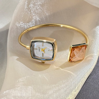 Nouvelle montre bracelet à quartz de luxe, grand cadran carré en alliage, style européen et américain, avec fuseaux horaires multiples, pour le marché international.