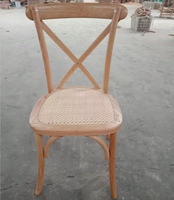 Chaise croisée en bois empilable