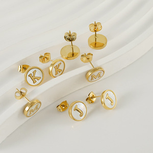 Pendientes de Acero Inoxidable con Letras del Alfabeto Inglés, Pendientes de Concha para Mujer, Estilo Americano, Oro de 18K, Venta al por Mayor - Product Image 2