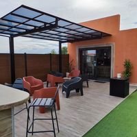 Cochera con Estructura de Aluminio de Alta Calidad y Diseño de Lujo para Estacionamiento en Villas