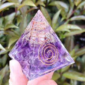 Pyramide en cristal d'améthyste avec spirale en cuivre, décoration de bureau Feng Shui, ornement artisanal en résine époxy violette - Product Image 3