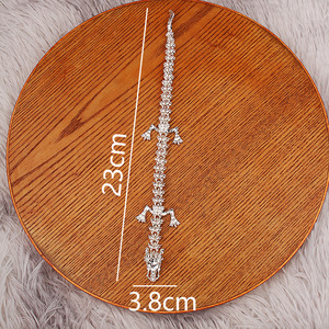 Figurine de <span class=keywords><strong>dragon</strong></span> <span class=keywords><strong>argenté</strong></span> articulée 3D en gros, décoration de bureau mobile à cinq griffes et jouet portable - Product Image 4