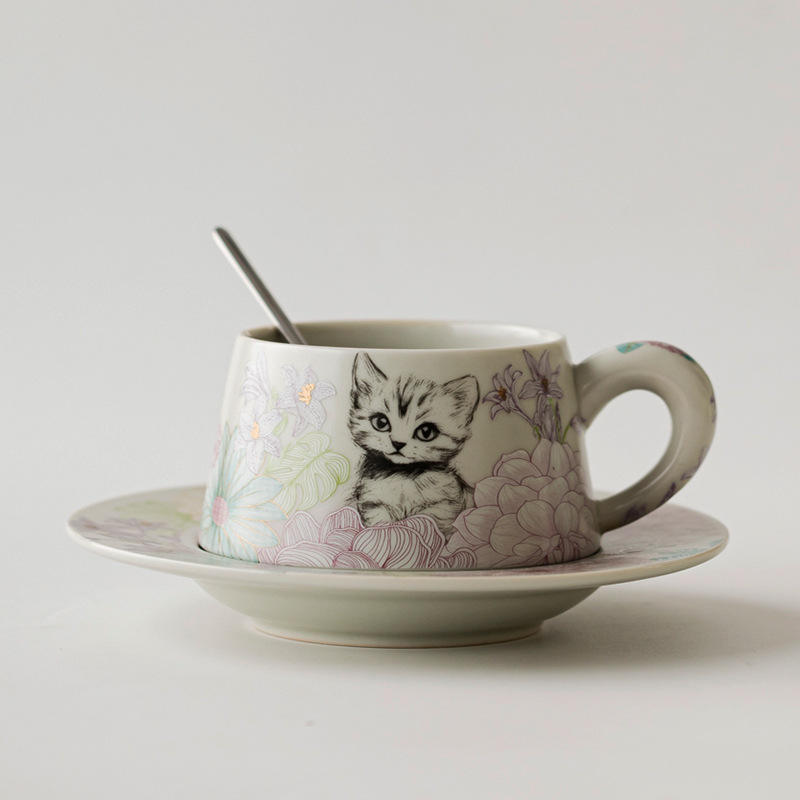 ถ้วยกาแฟเหมียวดอกไม้ที่เจริญรุ่งเรือง