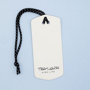 Étiquettes suspendues de luxe imprimées sur mesure - Étiquettes suspendues pour vêtements très vendues avec logos personnalisés - Product Image 3