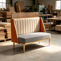 Mobilier de restaurant et de bar de luxe, banquettes en cuir beige modernes, tables à plateau en marbre et base dorée, chaises en cuir bleu - Écologique