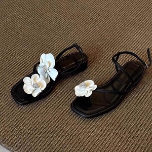 Tendances de la mode estivale : sandales à bout ouvert pour femmes, polyvalentes avec un design à lanières et une jupe résistante. - Product Image 6