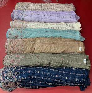 Tissu en soie de qualité supérieure, doux, lisse et luxueux, idéal pour les saris, les robes, les foulards, la mode de créateurs et la couture. - Product Image 1