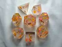 Ensemble de dés polyédriques en résine rose avec incrustations de fruit du dragon et de tranches d'orange, dés RPG à bords vifs pour jeux de table