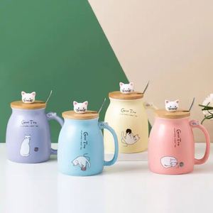 แก้วเซรามิคลายแมวน่ารักสไตล์อินส์ พร้อมฝาไม้และช้อน แก้วกาแฟลายการ์ตูนสุดสร้างสรรค์สำหรับดื่มนม กาแฟ ชา แก้วกาแฟพอร์ซเลนดีไซน์ไม่ซ้ำใคร - Product Image 1