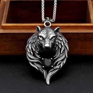Yunnique – collier avec pendentif tête de loup en acier inoxydable pour hommes, design animal vintage, serti de pierres, chaîne de 60cm, cadeau - Product Image 1
