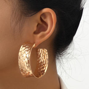 AYN-142 all'ingrosso di moda donna moderna <span class=keywords><strong>oro</strong></span> in grani rialzati a forma di C orecchini geometrici semplici orecchini in lega - Product Image 1