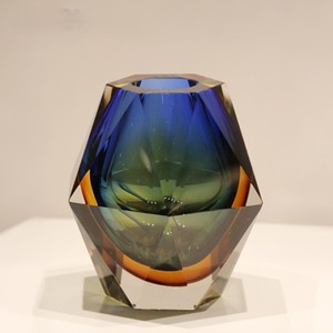 Jarrón de vidrio simple con diseño decorativo de flores en cristal. - Product Image 5