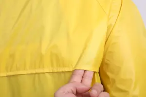 Capa de chuva longa reutilizável de alta qualidade em PVC poliéster impermeável amarelo LOGOTIPO Cor aduaneira