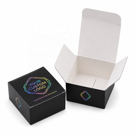 Boîte à rabat carrée en carton recyclable avec gaufrage holographique laser pour l'emballage de fard à joues cosmétique