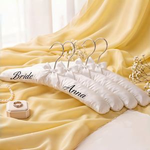 Cintres personnalisés pour demoiselles d'honneur, cintres rembourrés en satin pour robe de mariée, support élégant pour robe avec nœud en ruban pour la mariée - Product Image 3