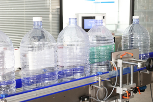 Automático 5L 6L 10L PET vinagre botella <span class=keywords><strong>de</strong></span> <span class=keywords><strong>aceite</strong></span> <span class=keywords><strong>de</strong></span> agua autoadhesivo y máquina etiquetadora <span class=keywords><strong>de</strong></span> botellas redondas - Product Image 4