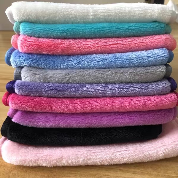 Serviette avec l'emballage clair de sac