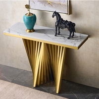 Table console élégante en métal contemporain avec plateau en marbre et finition dorée pour salon et appartement