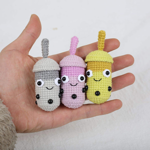 Häkel-DIY-Milchtee-Tassen-Serie: Inklusive fertiger Häkelprodukte, handgefertigten Taschenanhängern, Dekorationen und Woll-Schlüsselanhängern. - Product Image 1