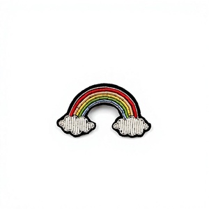 BADGE BRODÉ EN SOIE DESIGN ARC-EN-CIEL - Product Image 1