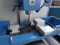 Fraiseuse universelle de précision Supertech XK7125 Cnc Centre d'usinage 3 axes certifié CE pour le travail des métaux. Contactez-nous maintenant