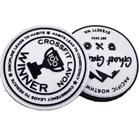 Patch d'emblème de chapeau en PVC souple 3D personnalisé en forme de cœur et d'alphabet, avec fermeture auto-agrippante, directement de l'usine