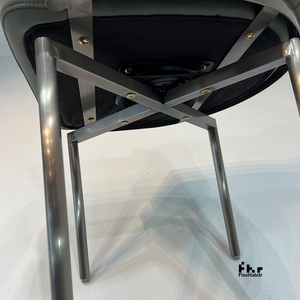 Fauteuil de salle à manger moderne en similicuir vert foncé avec accoudoirs cousus et base en métal brossé pour hôtel et restaurant - Product Image 6