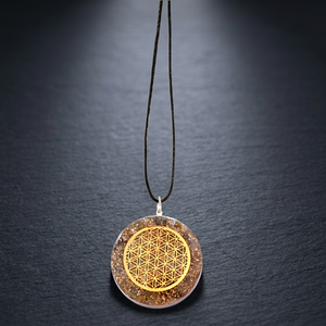 Pendentif sculpté en orgonite de lebrodrite, forme circulaire, technique d'incrustation Feng Shui, thème amour, artisanat en pierre semi-précieuse - Product Image 3