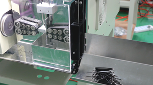 Machine automatique de dénudage de câbles coaxiaux RF haute productivité, 750-1300 pièces par heure, stockage de 40 groupes de paramètres pour faisceaux de câbles - Product Image 6