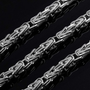 สร้อยข้อมือสแตนเลสสตีลสำหรับผู้ชาย ดีไซน์แฟชั่นไทเทเนียมสีเงินรูปตัววี สไตล์บิสซันไทน์ - Product Image 1