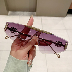 แว่นกันแดดโล่วเจียไร้กรอบโลหะสีทอง UV400 คลาส 2 สำหรับผู้หญิง น้ำหนักเบา สไตล์แคทอาย - Product Image 1