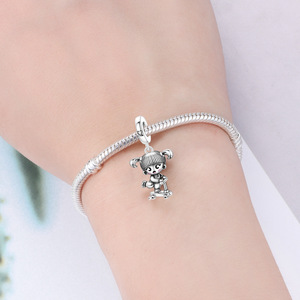 Pulsera/accesorio original, único y de alta gama para mujer con diseño de niña montando en un patinete. - Product Image 6