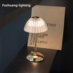 Lampada da Tavolo Retrò di Lusso in Cristallo <span class=keywords><strong>con</strong></span> Interruttore Touch, Batteria Inclusa, Paralume in Acrilico - Luce d'Atmosfera per Camera da Letto e Uso Universale - Product Image 2
