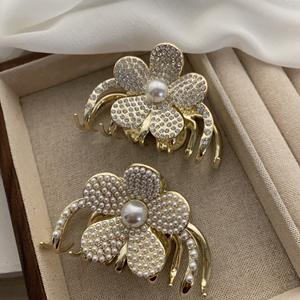 Pinza de Pelo Moderna y Elegante con Perlas y Flores, Accesorio de Decoración para el Cabello de Aleación para Niñas, para Uso Diario - Product Image 4